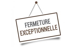 Image d'un panneau accroché avec un fil à un clou portant l'inscription "fermeture exceptionnelle"